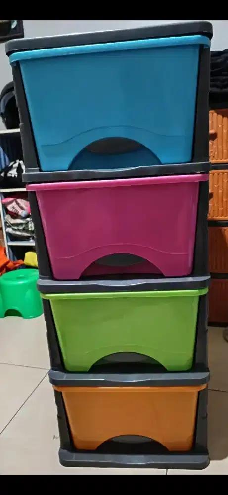 Lemari plastik 4 pintu susun warna warni