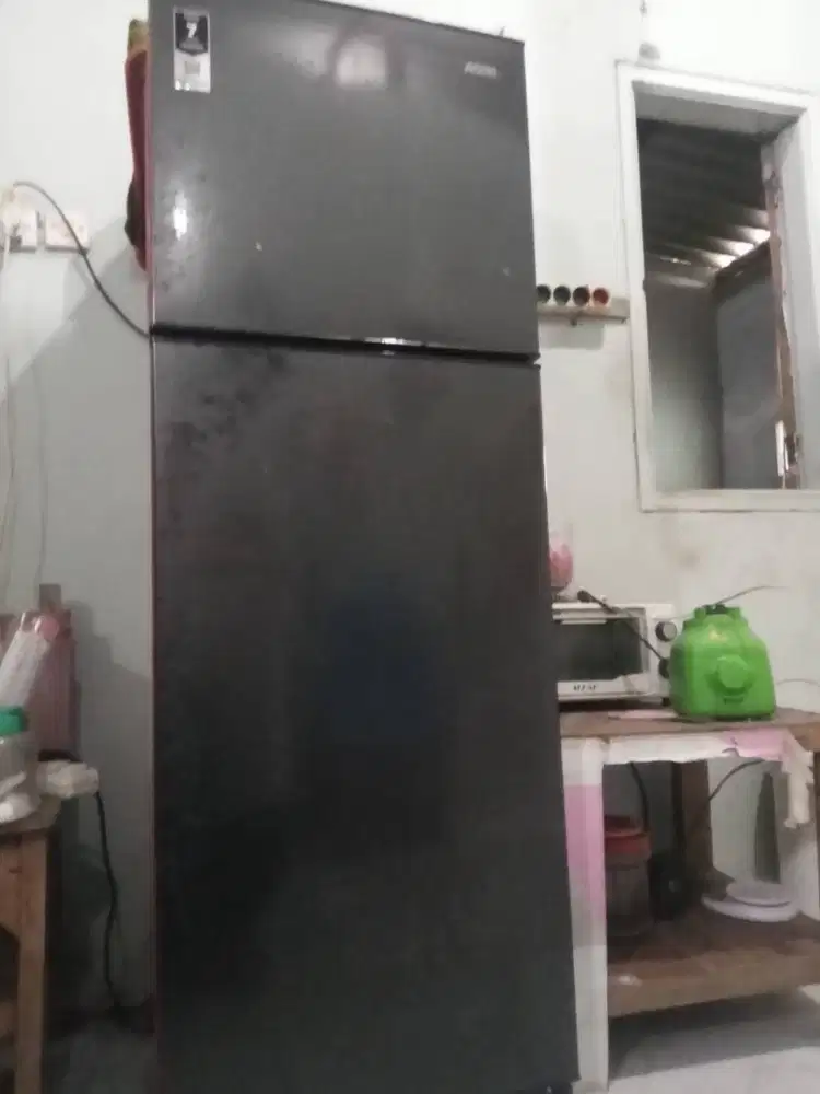 Jual kulkas aqua 2 pintu. Fungsi normal.