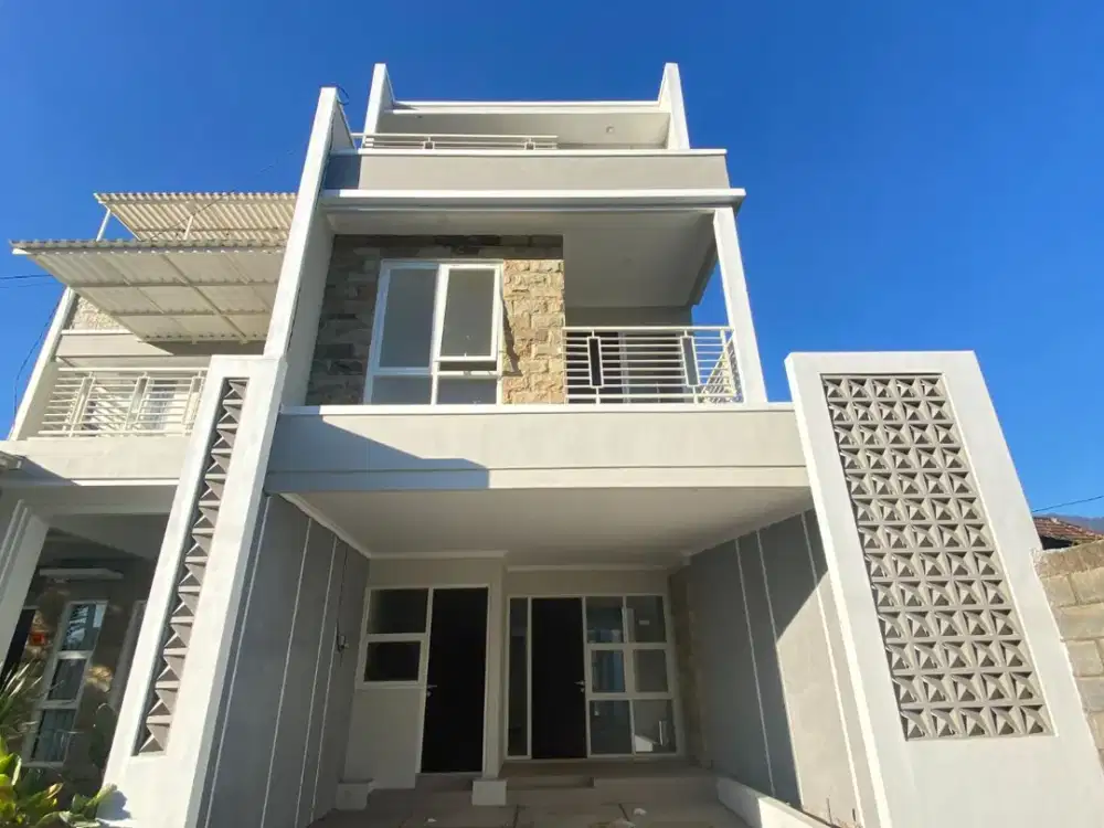 BELI RUMAH 3 LANTAI DI LOKASI STRATEGIS TENGAH KOTA BATU