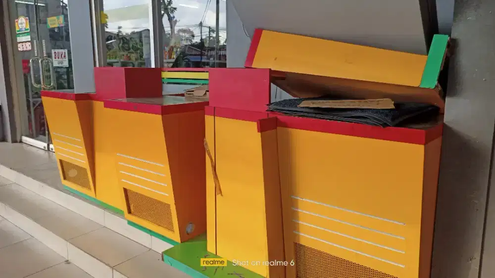 Jual bekas meja kasir toko dan lemari layak pakai