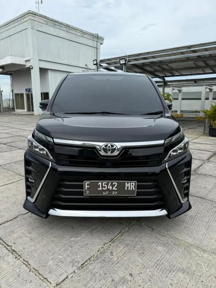Toyota voxy 2018 second like new