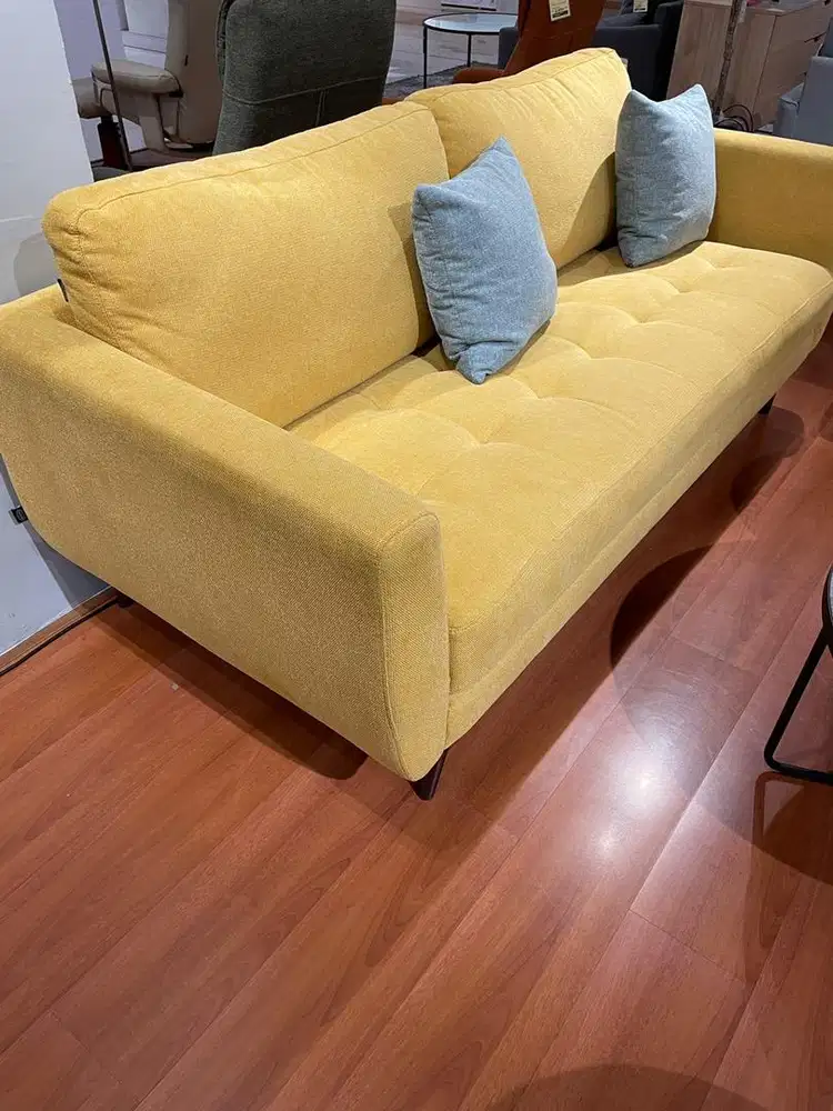 Dijual sofa informa serie Arlington warna kuning