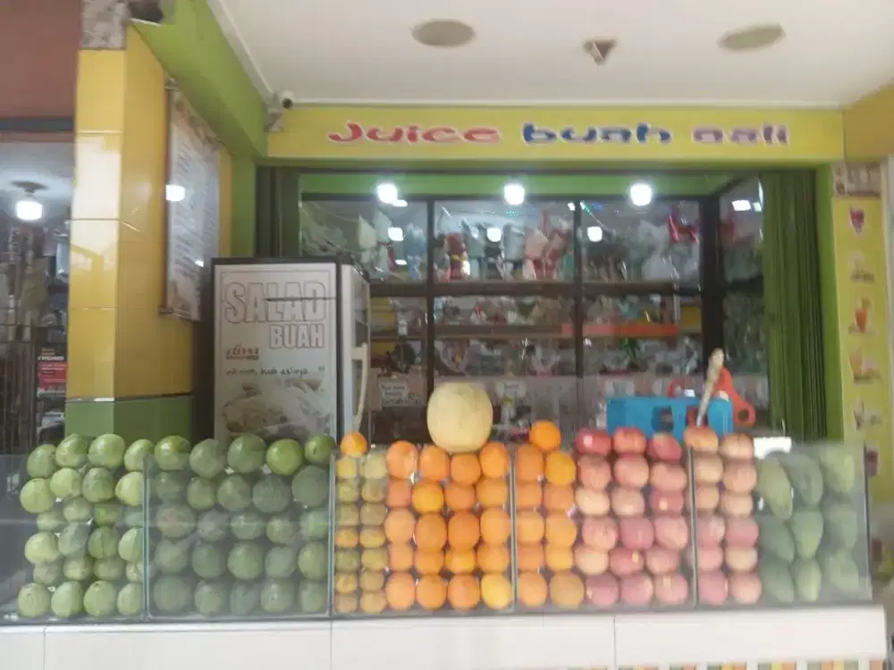 Pelayan Outlet Jus Buah