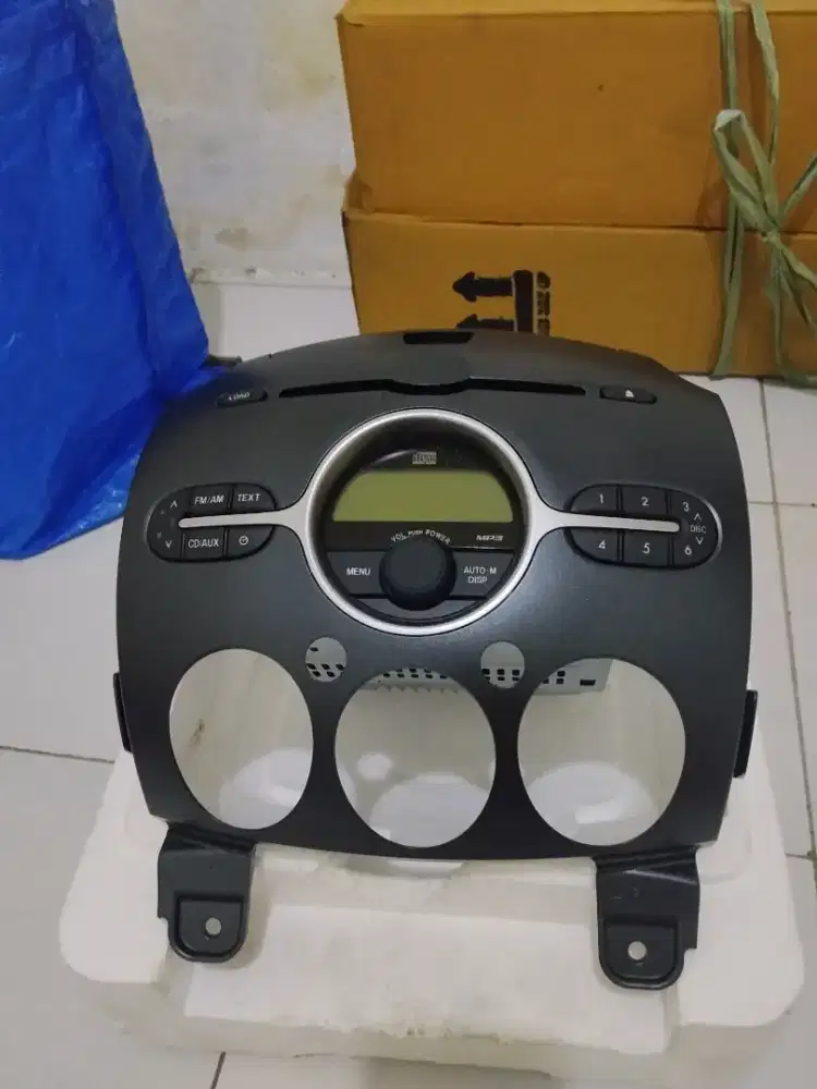 Audio tape bawaan Mazda 2 dan frame