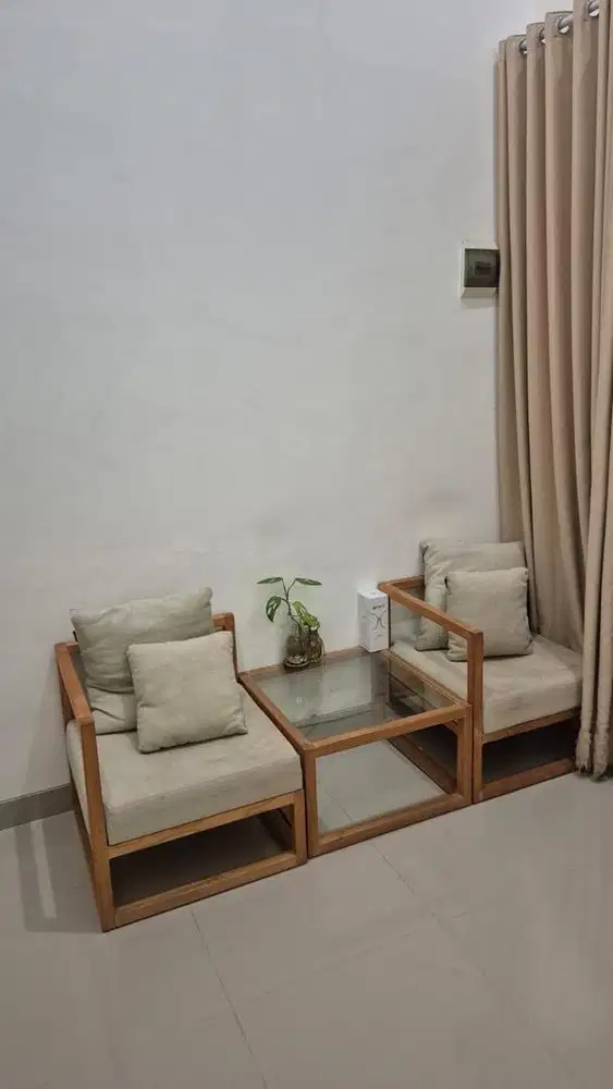 Bangku dan Meja Minimalist