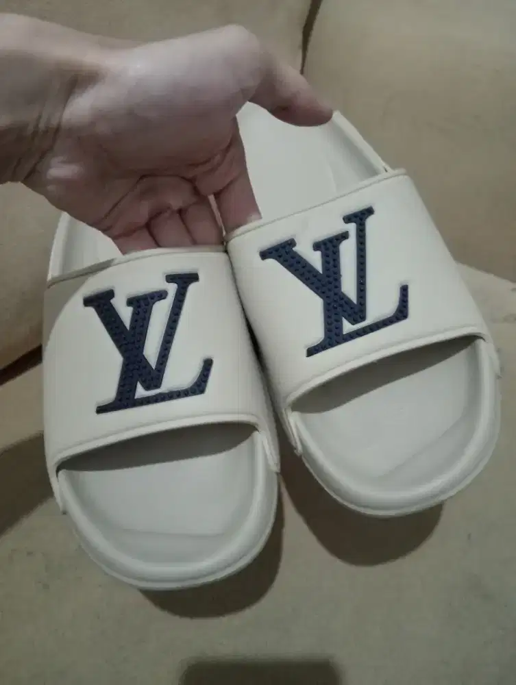 Sendal LV logo embos dan tebal