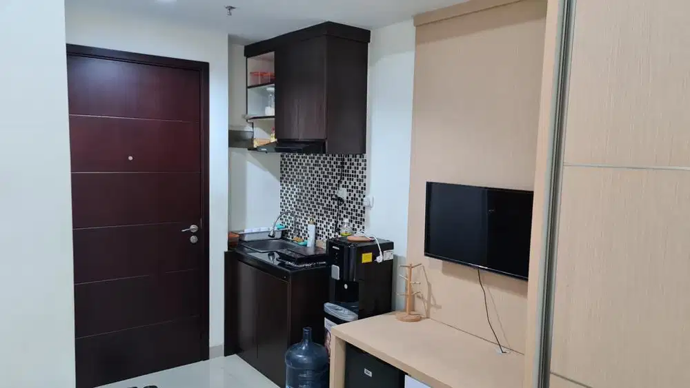 Dekat dengan Kampus UI (bisa jalan kaki) , dekat stasiun Kereta Api