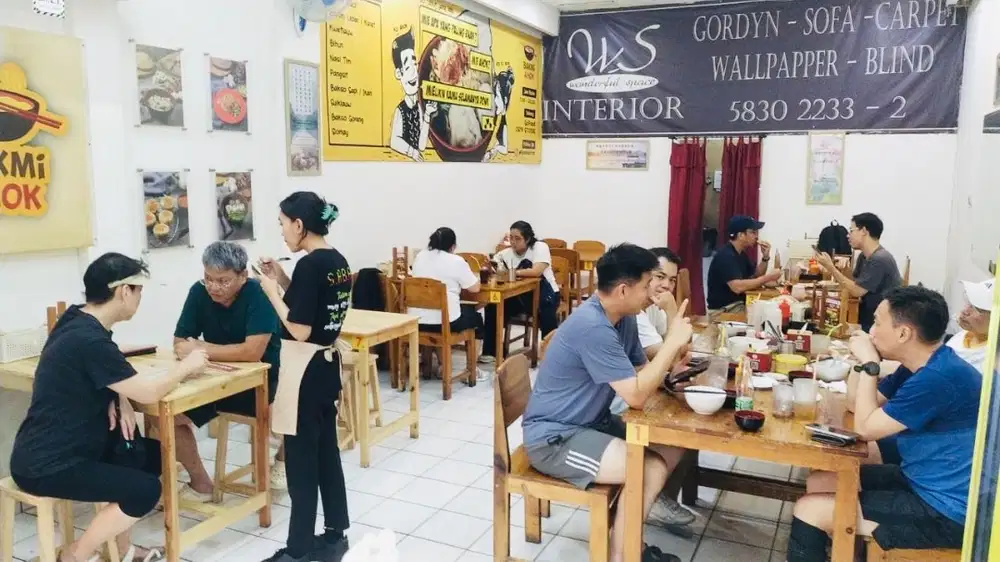 LOKER WAITRESS BAKMI AHOK