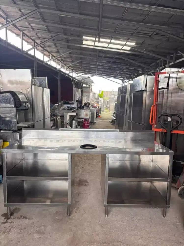 Meja kabinet tanpa pintu
Ada lubang sampah
Ukuran 200x70x85