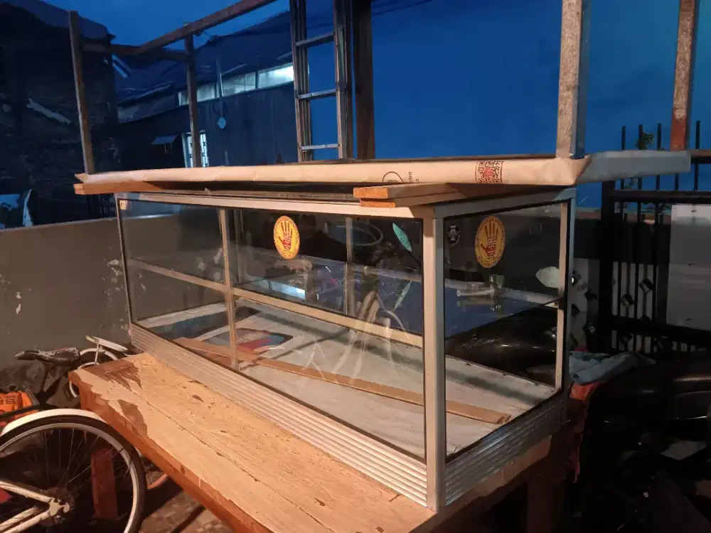Etalase dan meja