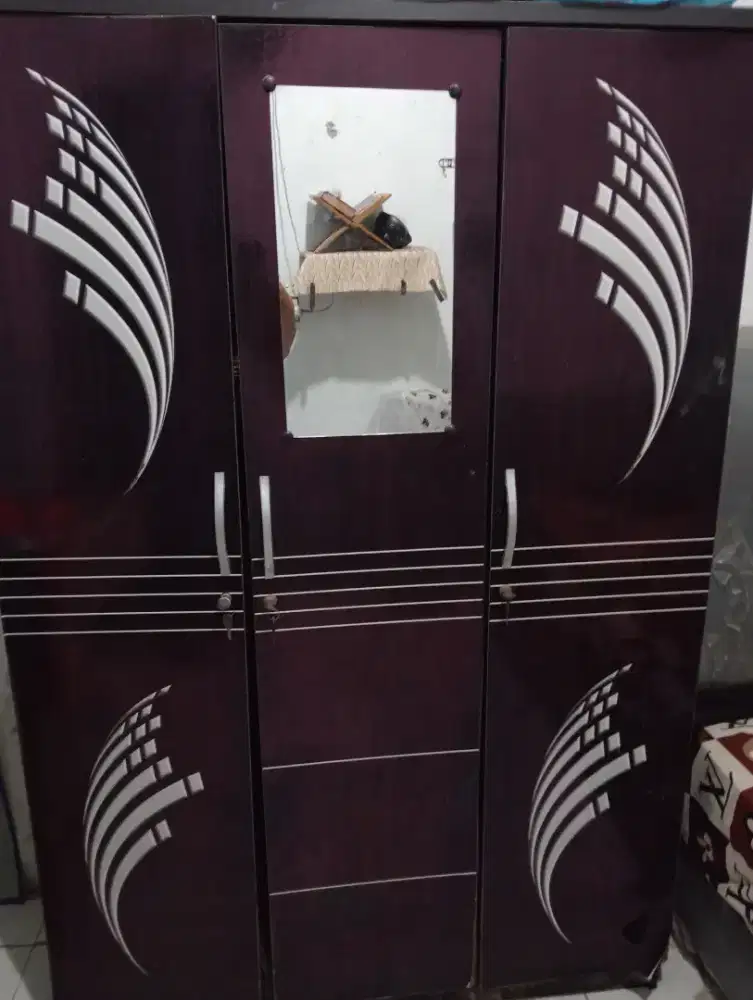 Bismillah jual cepat lemari pakaian 3 pintu,.