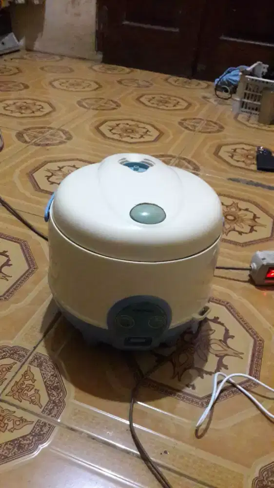 Jual aja magic com merk Miyako ukuran 1.2L.Normal pmakaian aja.