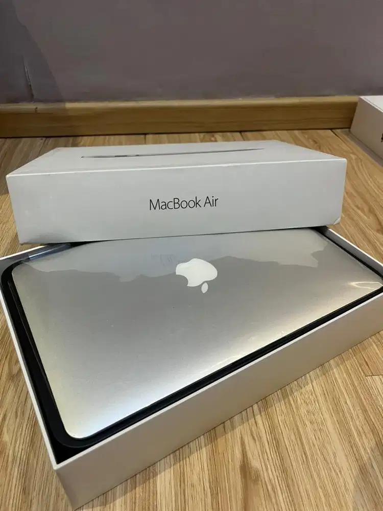 Macbook Air 11-inch 2015 (LENGKAP & MULUS)
