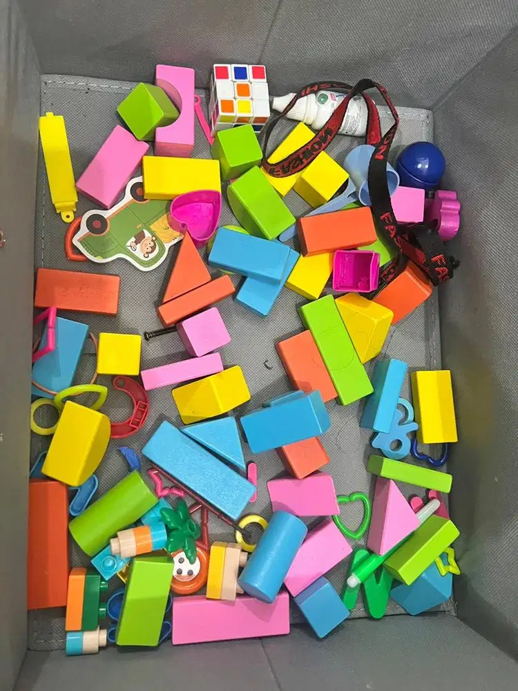 Sekumpulan mainan anak