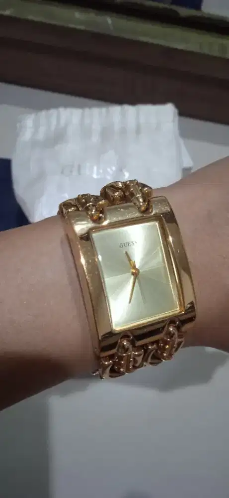 Jam Tangan Wanita merk Guess