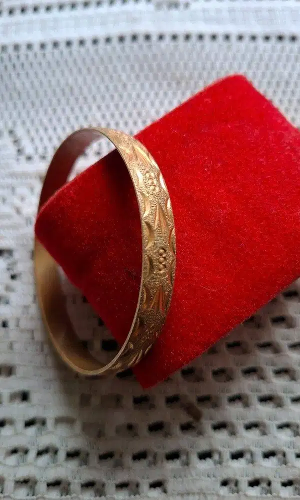 Gelang Vintage/Antik Non-Emas dengan Ukiran Motif Edisi 1980 an