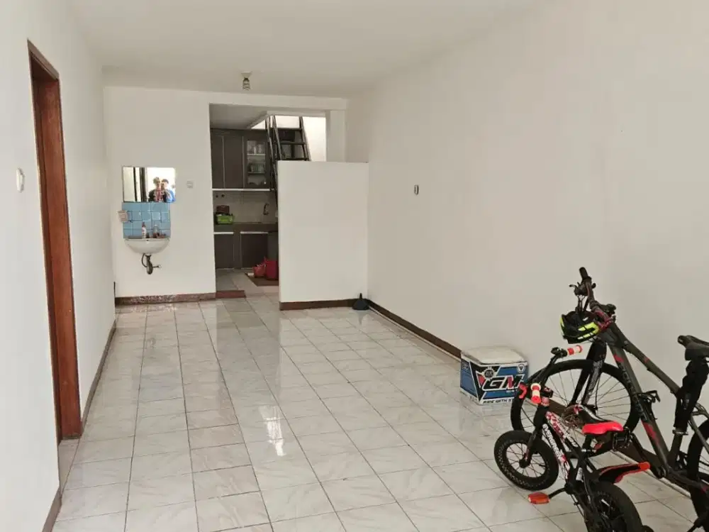 Dijual Rumah Bangunan 1,5 Lantai Luas Tanah 102 M2 di Komplek Janur Kuning