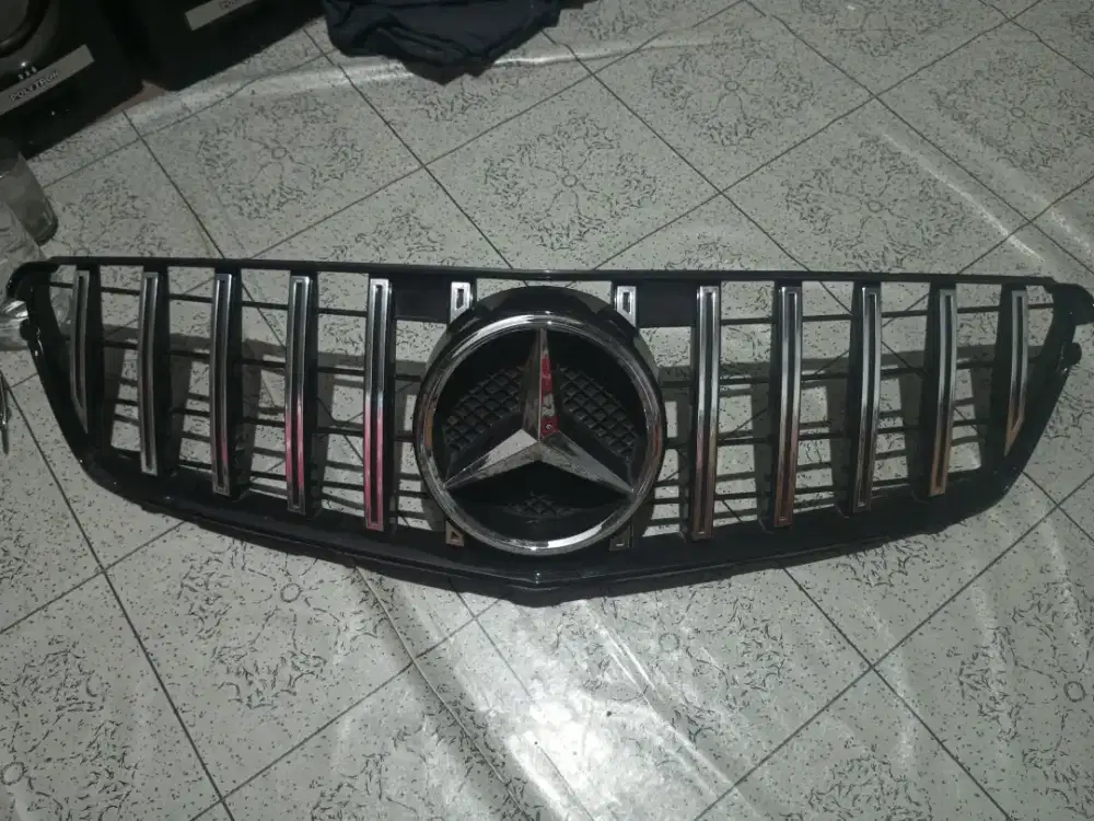 Gril Mercedes Benz W 212