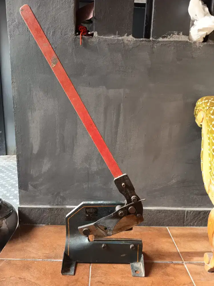 Alat potong plat dan besi beton