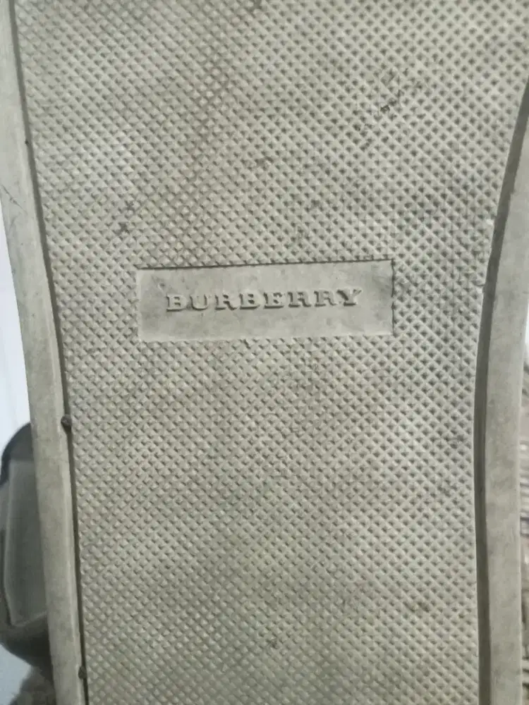 Sepatu Burberry original