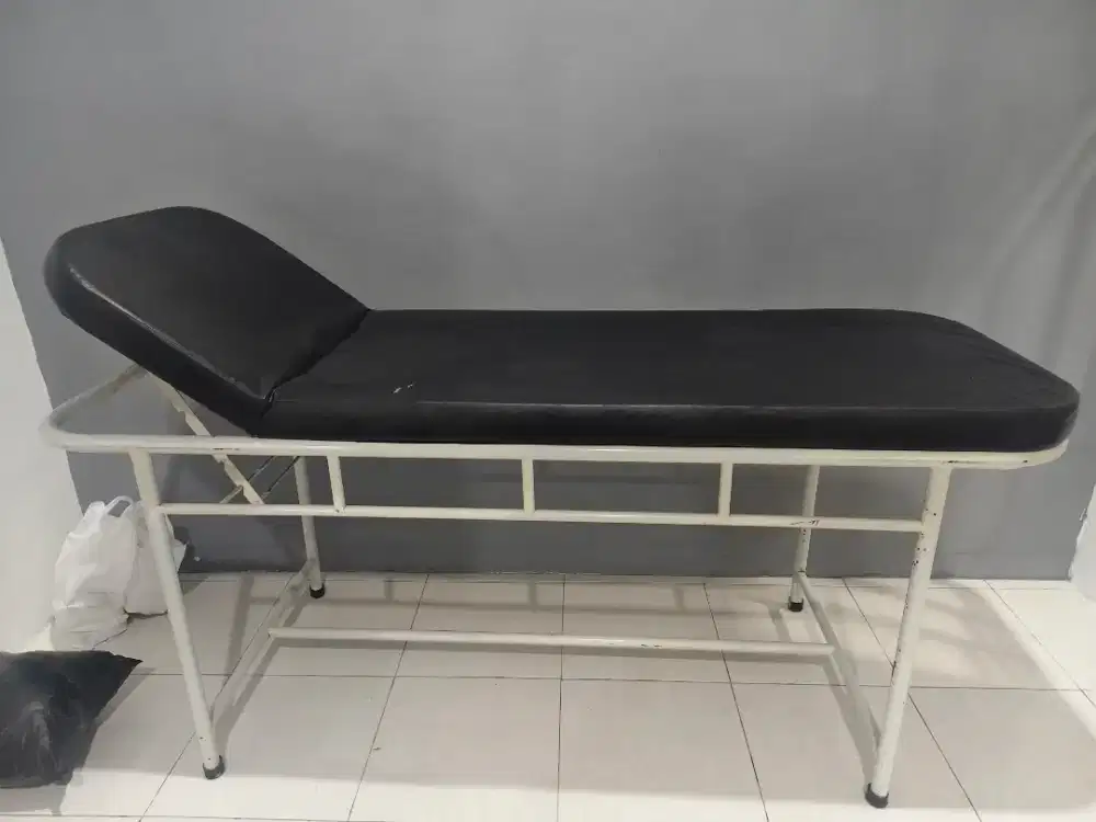 Bed Pemeriksaan dan tirai