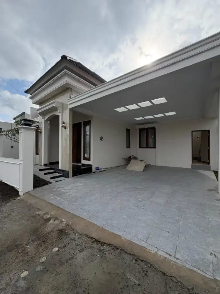 RUMAH BARU KLASIK MODERN - STRATEGIS DI TEPI JALAN DEKAT UII JAKAL