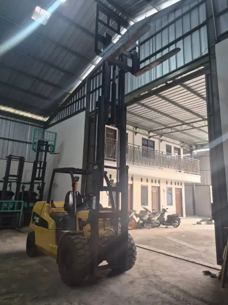 Forklift Caterpillar 5 ton tiang tinggi