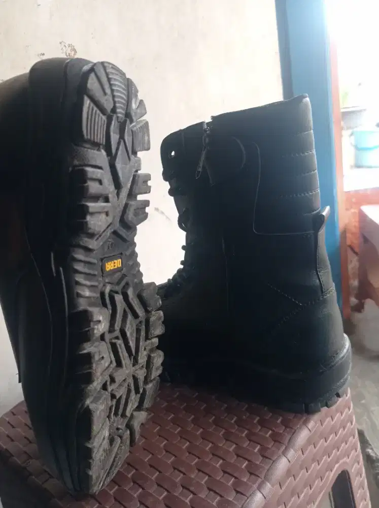 Sepatu fdl size 42 merk DERA