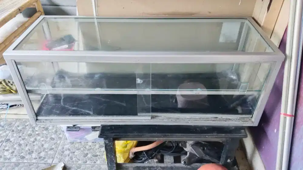 Etalase murah meriah