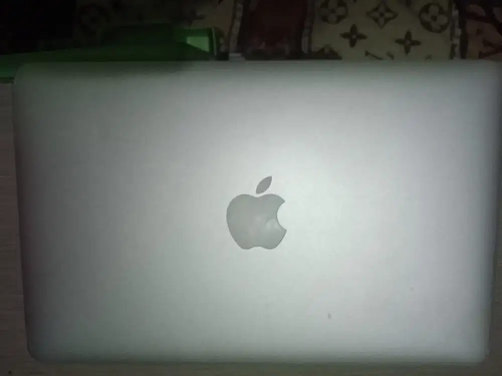 Apple Macbook Air 11 2010 bisa tt bt barter ada dent dikit