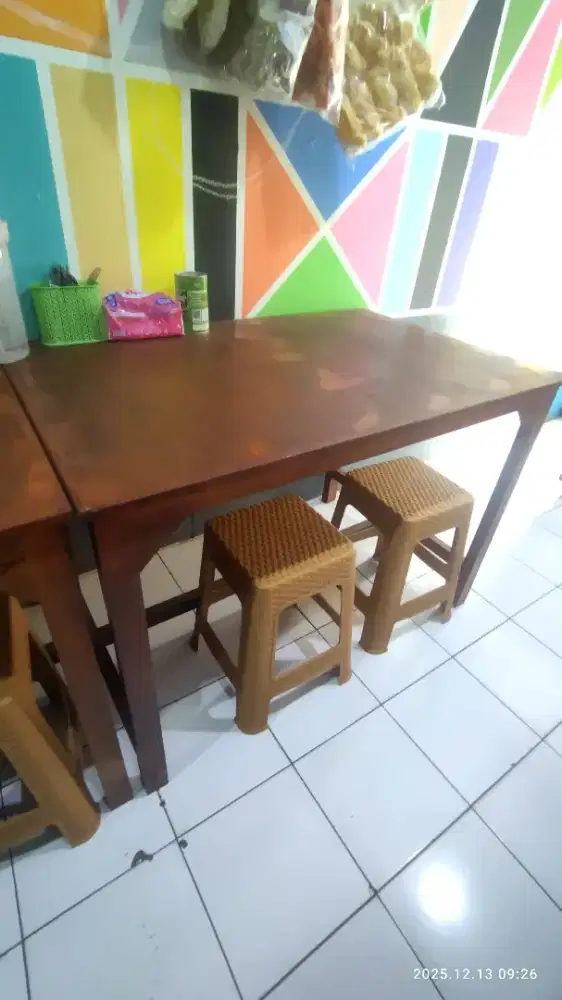 Meja makan kayu