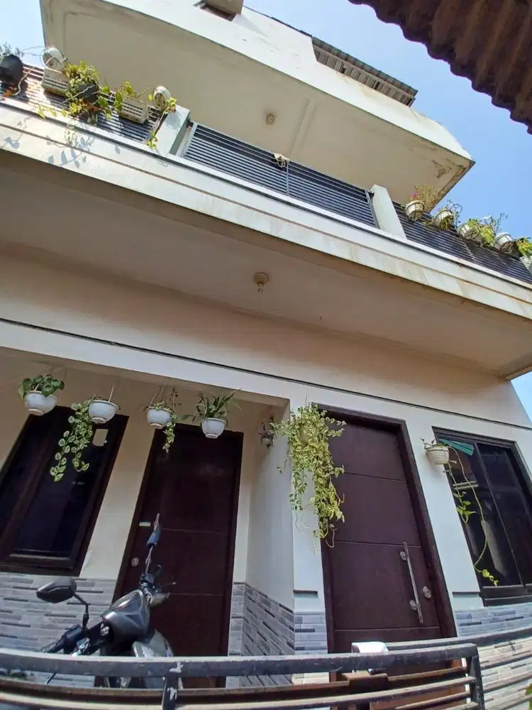 DI JUAL RUMAH 3 LANTAI
