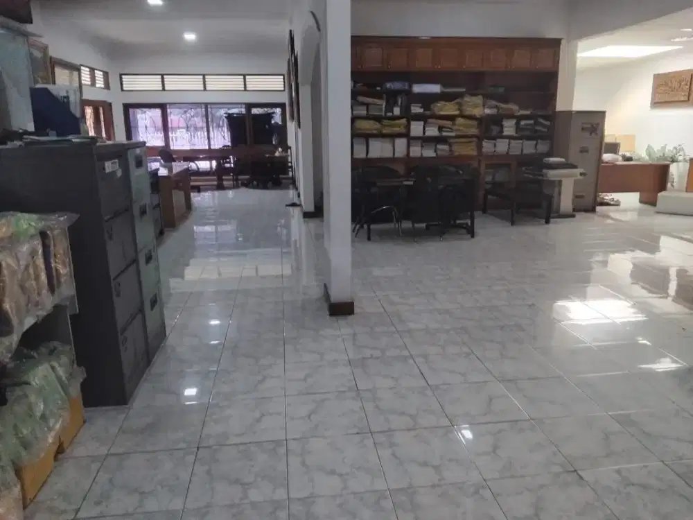 Rumah Tua, Halaman Luas di Tebet Jakarta Selatan – Lokasi Strategis