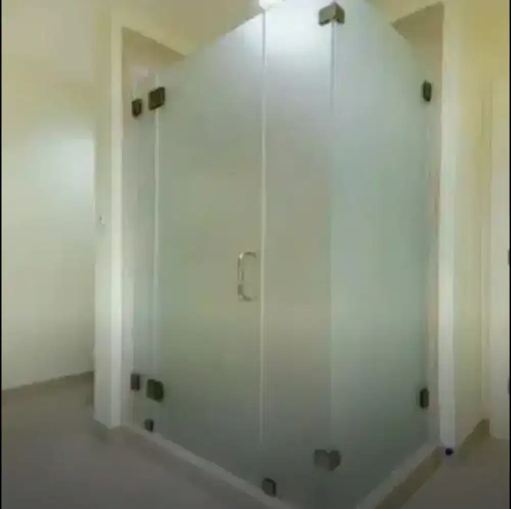 Kontruksi kaca lengkap dengan stiker sanblas buram dankaca film silver