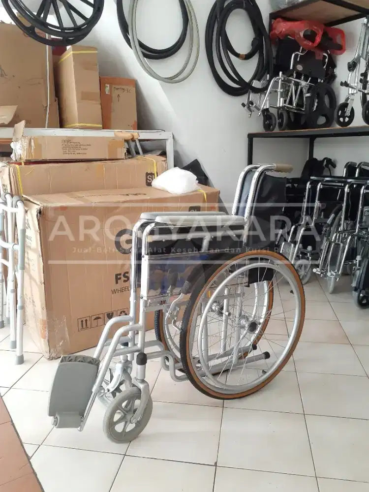 Kursi roda standart bekas
