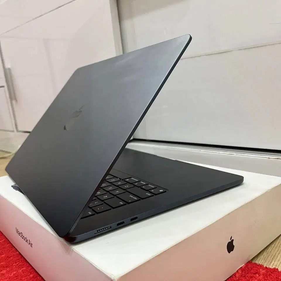 MacBook Air 15 inch M3 2024 RAM 8/256GB Garansi resmi