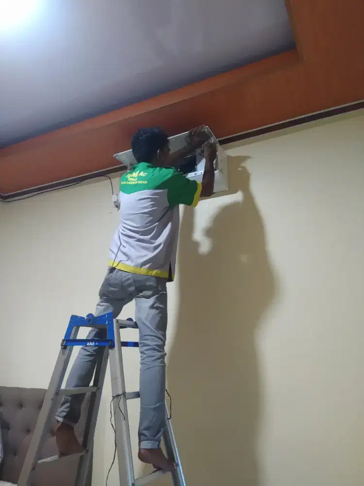 Service dan perawatan AC