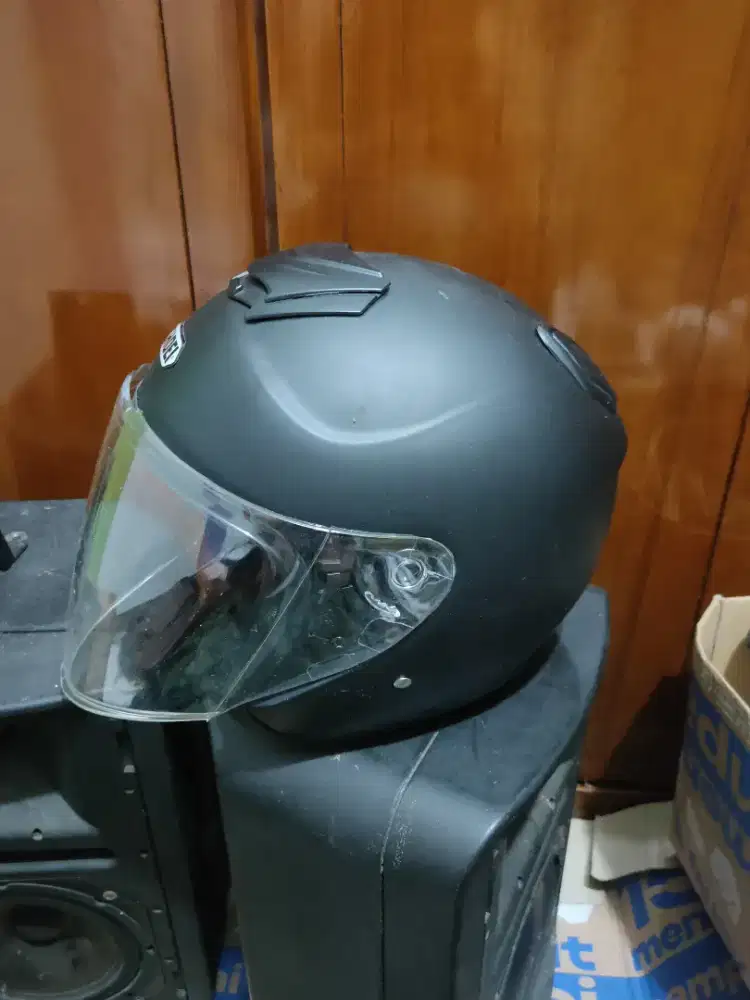 Helm shoei hitam
