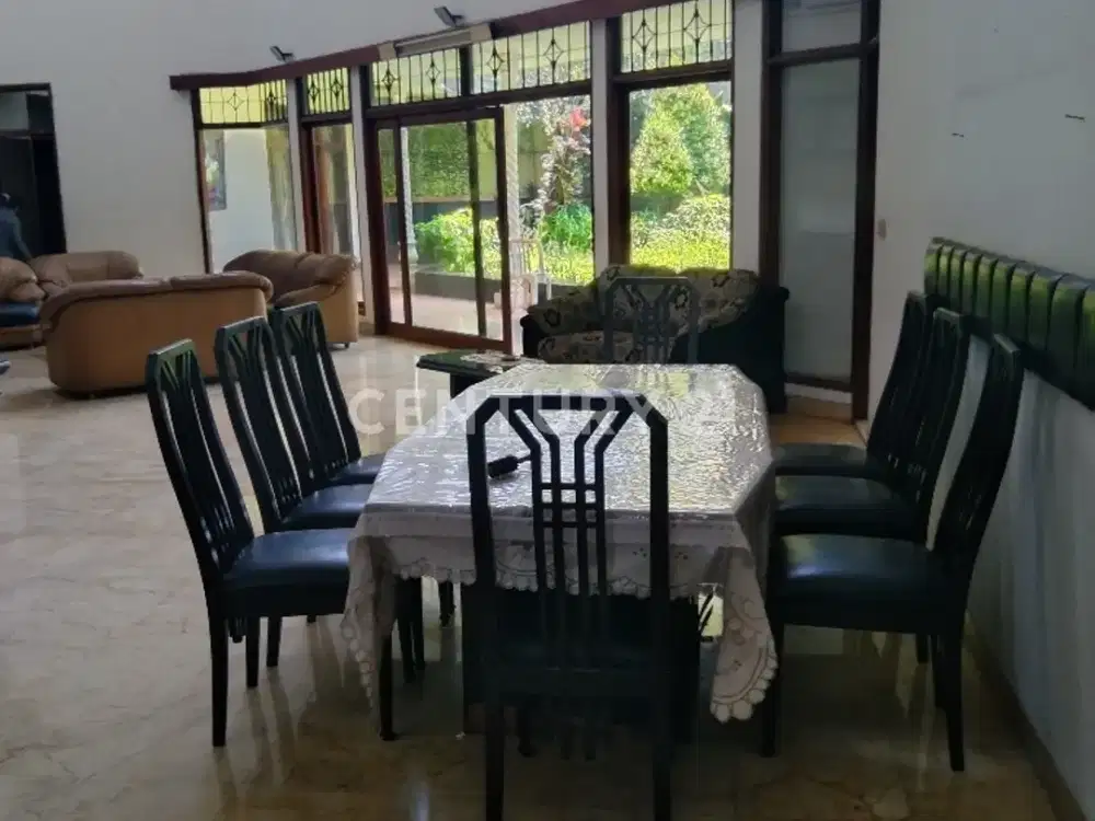 Rumah Nyaman Taman Luas  Di Perumahan Elite Taman Sakura