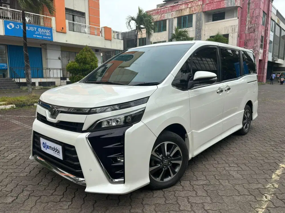 Pajak Panjang - Toyota Voxy 2.0 Bensin-AT 2018