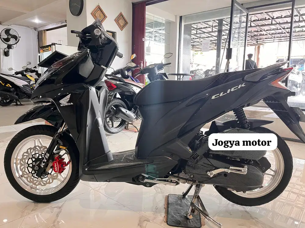 (B) Honda Vario 125 tahun 2012