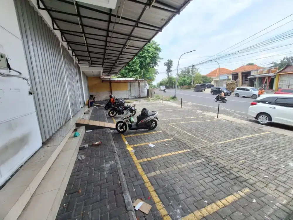 Ruko lebar dengan parkiran luas di poros Abdul Rahman Saleh Semarang dekat ke Bandara