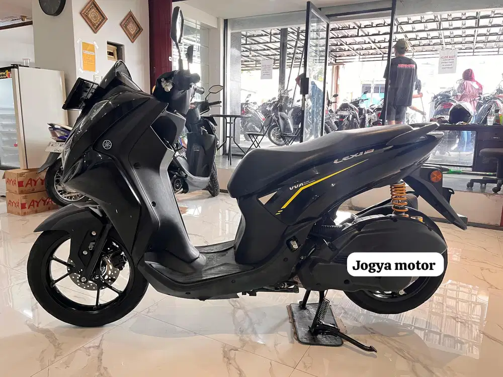 (B) Yamaha lexi lx 155 tahun 2024