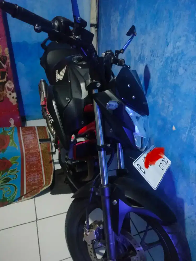 CB 150R special edition warna hitam merah