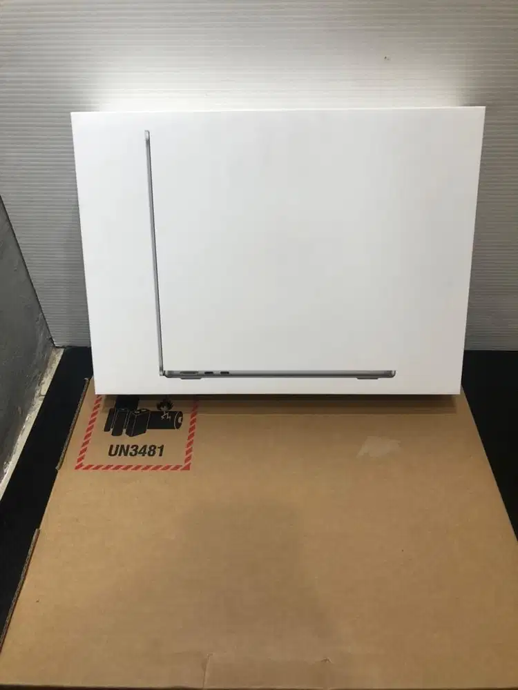 BNIB macbook air 13inchi M3 apple