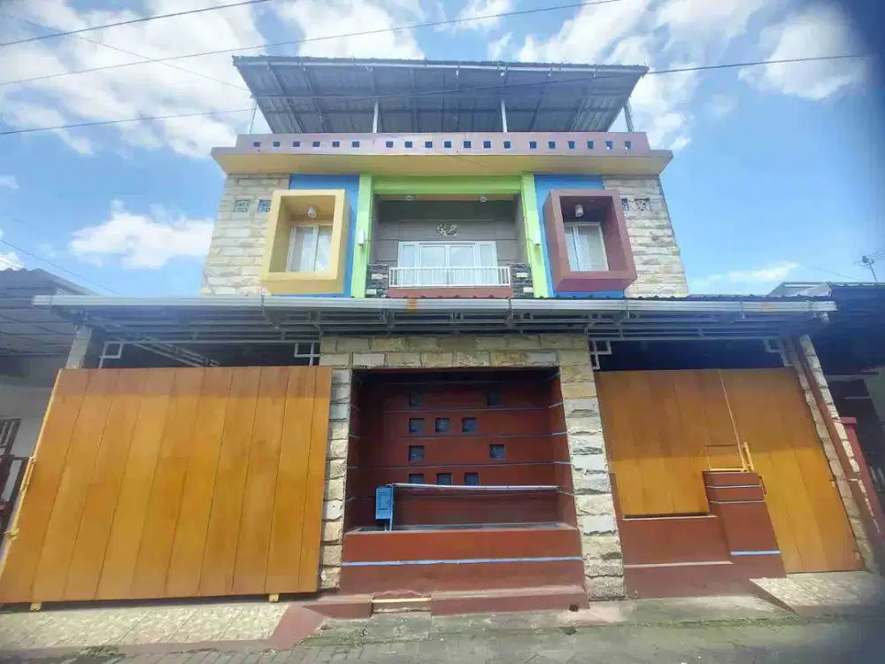 DIJUAL RUMAH KOS 3 LANTAI MURAH  BANGUNAN BAGUS MODERN KOKOH, 10 MENIT DARI JALAN RAYA SUHAT DAN KAMPUS UB POLINEMA.
