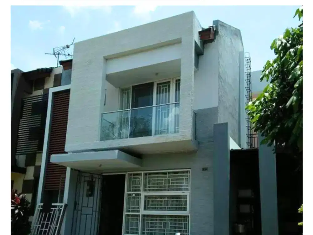 HUNIAN 2 LANTAI DI LOKASI EMAS, HARGA MENARIK, LINGKUNGAN NYAMAN!!