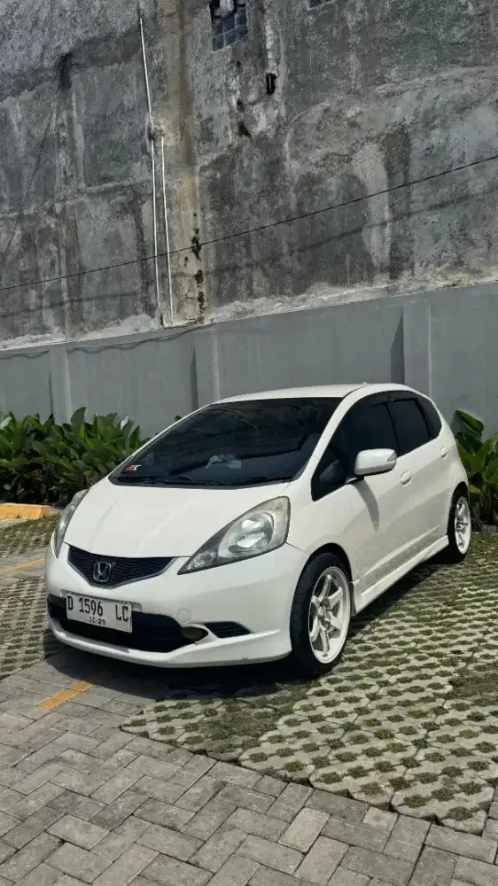 Jazz RS putih siap untk jalan jalan sore