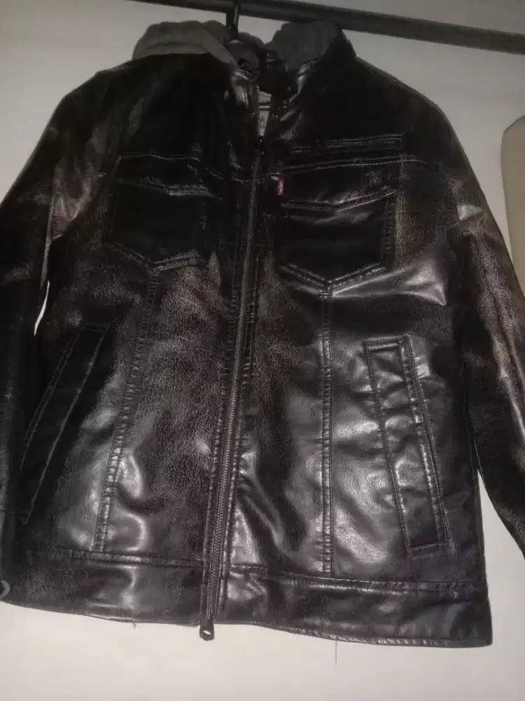 Menerima servis jaket kulit