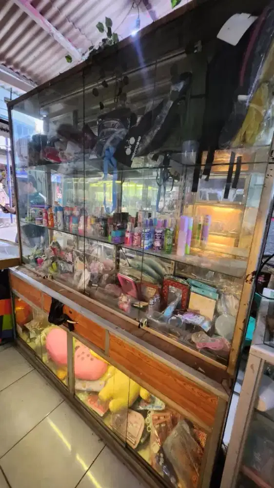 lemari hias/pajangan buat jualan